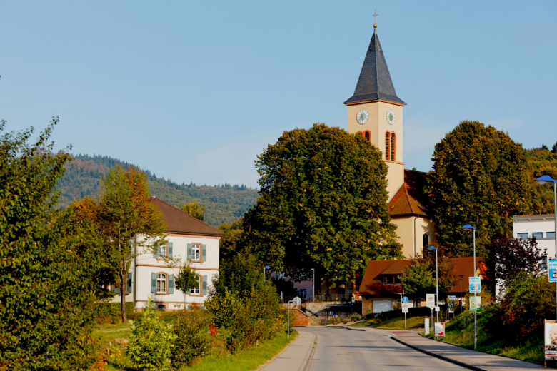 Blick auf das Bollschweiler Rathaus und die Kirche