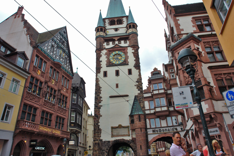 Das Martinstor in Freiburg ist der Beginn der Fußgängerzone