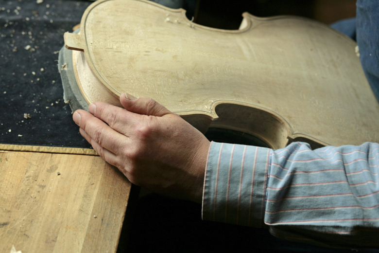 Den Klang der Geige durch Akkupunktur verbessern - ein münstertäler Geigenbaumeister macht es möglich