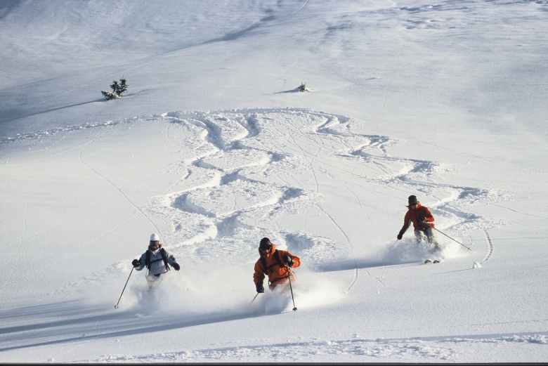Skifahrer im Puderschnee am Heidstein